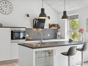 Refrigerador, horno, lavavajillas, silla alta para bebés
