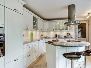 Refrigerador, microondas, lavavajillas, utensilios de cocina