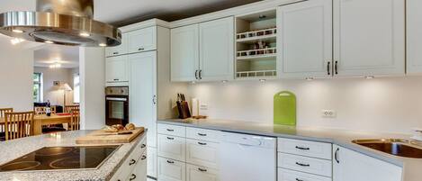 Frigorifero, microonde, lavastoviglie, pentole/stoviglie/utensili