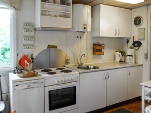 Fridge, microwave, dishwasher, cookware/dishes/utensils
