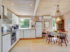 Kjøleskap, mikrobølgeovn, ovn og oppvaskmaskin