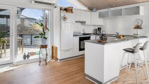 Kjøleskap, ovn, oppvaskmaskin og kjøkkenutstyr