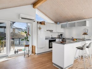 冷蔵庫、オーブン、食器洗い機、調理器具と食器