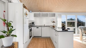 Kjøleskap, ovn, oppvaskmaskin og kjøkkenutstyr