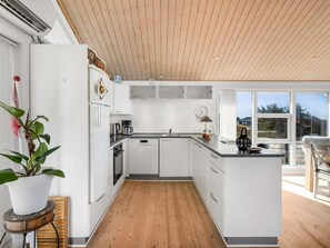 冷蔵庫、オーブン、食器洗い機、調理器具と食器