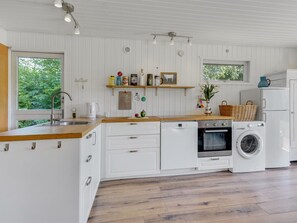 Kylskåp, mikrovågsugn, ugn och diskmaskin