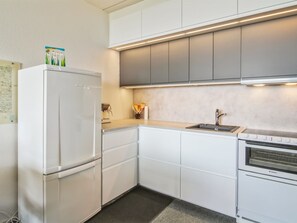 Køleskab, mikrobølgeovn, opvaskemaskine, højstol