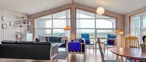 Televisión, chimenea y reproductor de DVD