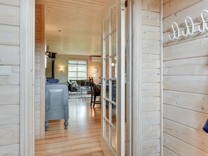 Televisie, een open haard en een dvd-speler