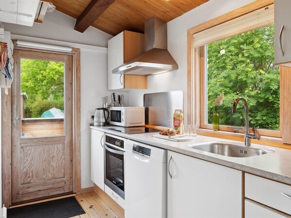 Refrigerador, microondas, lavavajillas y utensilios de cocina