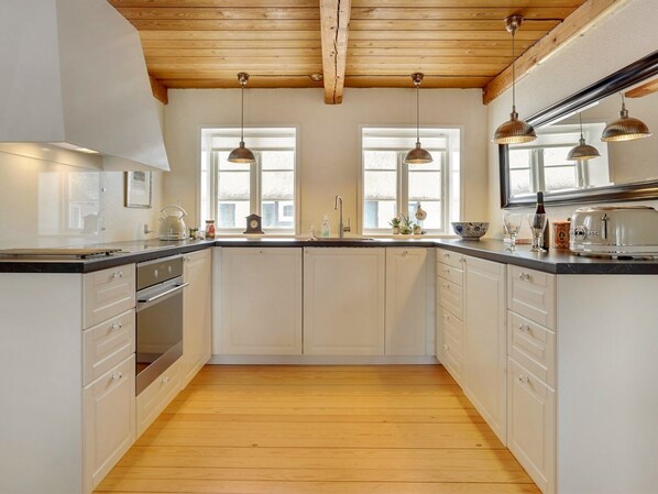 Fridge, microwave, dishwasher, cookware/dishes/utensils