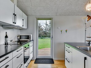 Køleskab, mikrobølgeovn, opvaskemaskine, køkkentøj/tallerkener/redskaber