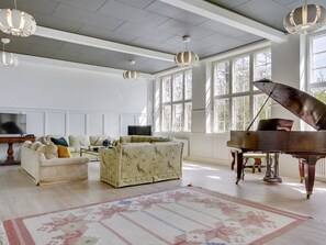 Een televisie en tafelvoetbal