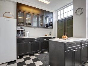 Een koelkast, een magnetron, een oven, een vaatwasser