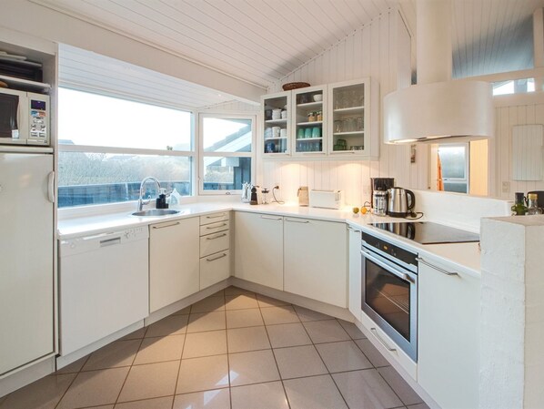 Kühlschrank, Mikrowelle, Geschirrspüler, Kochgeschirr/Geschirr/Besteck