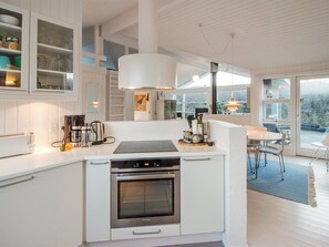 Kühlschrank, Mikrowelle, Geschirrspüler, Kochgeschirr/Geschirr/Besteck