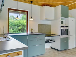 Køleskab, mikrobølgeovn, opvaskemaskine, køkkentøj/tallerkener/redskaber