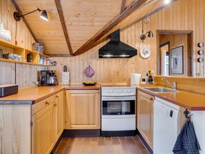 Fridge, oven, dishwasher, cookware/dishes/utensils