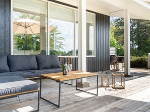 Tv, eldstad och dvd-spelare