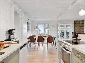 Kylskåp, ugn, diskmaskin och grytor/köksredskap