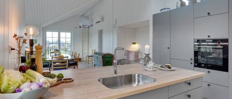 Jääkaappi, mikroaaltouuni, astianpesukone