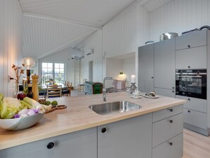 Een koelkast, een microgolfoven, een oven, een vaatwasser