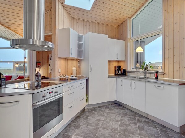 Kühlschrank, Mikrowelle, Ofen, Geschirrspüler