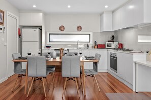 Casa geminada superluxo | Opções para refeição no quarto