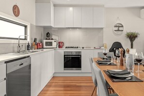 Luxury Townhome | Private kitchen | Full-size fridge, microwave, oven, stovetop - StayCentral - Thornbury Townhouse (Thornbury)