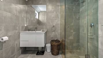 Luxury Townhome | Bathroom | Shower, rainfall showerhead, free toiletries, hair dryer