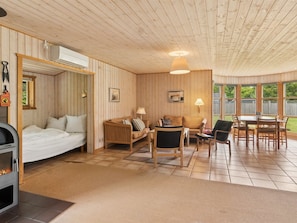 Una habitación acogedora con cama, sofá, mesa de comedor y sillas.