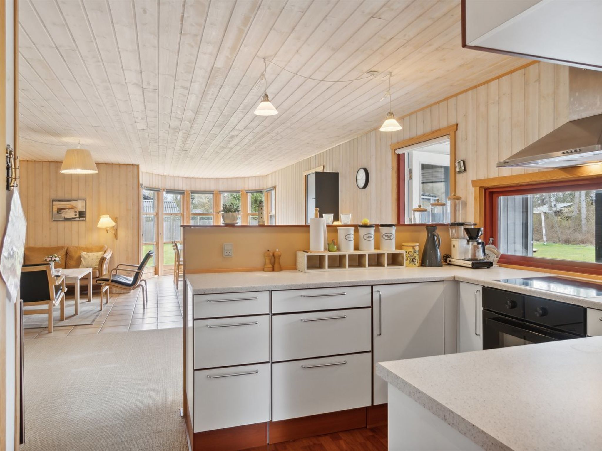 Kjøleskap, ovn, oppvaskmaskin og høy barnestol