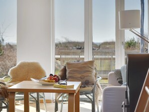 Fernseher, Kamin, DVD-Player