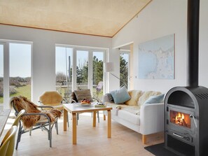 Fernseher, Kamin, DVD-Player