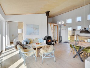 Fernseher, Kamin, DVD-Player