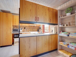 Kjøleskap, oppvaskmaskin og kjøkkenutstyr