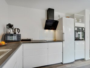 Kühlschrank, Mikrowelle, Kochgeschirr/Geschirr/Besteck