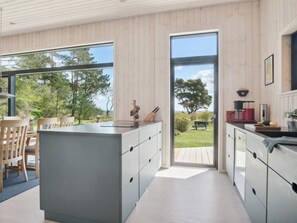 Kjøleskap, mikrobølgeovn, oppvaskmaskin og kjøkkenutstyr