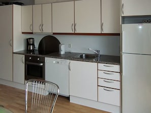 Fridge, microwave, dishwasher, cookware/dishes/utensils