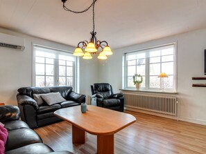 TV, fireplace, DVD player
