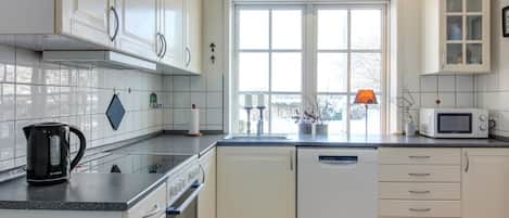 Een koelkast, een microgolfoven, een oven, een vaatwasser