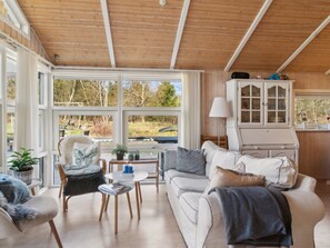 Een televisie en een open haard