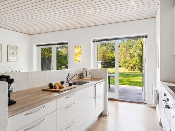 Fridge, microwave, dishwasher, cookware/dishes/utensils