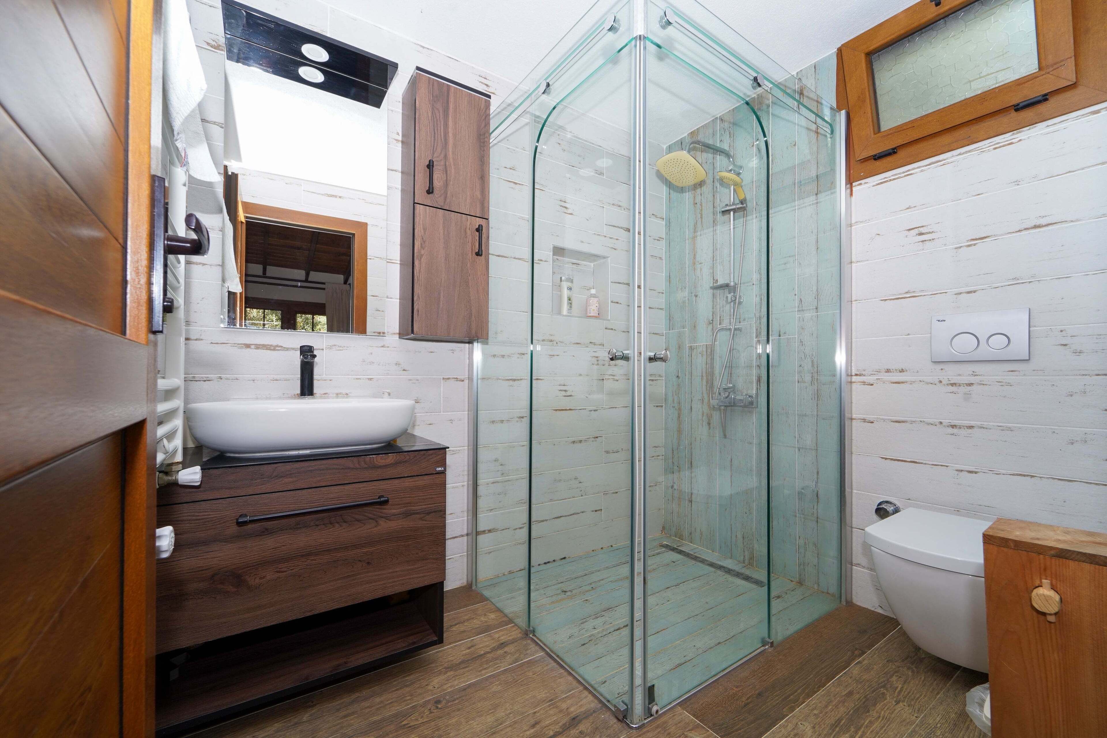 Superior-Bungalow | Badezimmer | Bademäntel, Hausschuhe, Handtücher