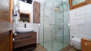 Superior-Bungalow | Badezimmer | Bademäntel, Hausschuhe, Handtücher