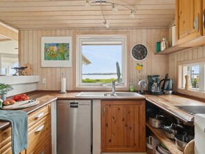Jääkaappi, uuni, astianpesukone, keittoastiat/astiat/ruokailuvälineet