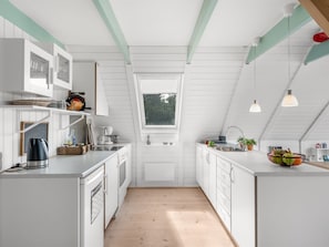 Kühlschrank, Mikrowelle, Ofen, Kochgeschirr/Geschirr/Besteck