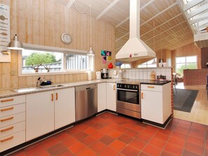 Kühlschrank, Mikrowelle, Geschirrspüler, Kochgeschirr/Geschirr/Besteck