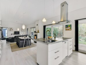 Refrigerador, microondas, lavavajillas y periquera 