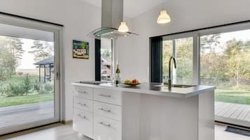 Réfrigérateur, micro-ondes, lave-vaisselle, chaise haute